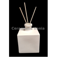 TB P246 - Profumatore bottiglia quadrata - cm. 9x9x11.5h TB P246 - Profumatore bottiglia quadrata - cm. 9x9x11.5h